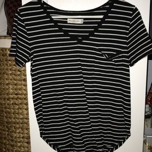 Abercrombie & Fitch black/white pocket vneck